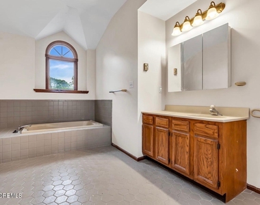 1112 Larchmont Street - Photo Thumbnail 15