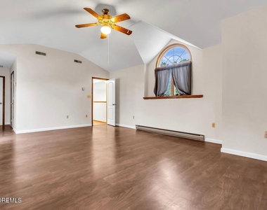 1112 Larchmont Street - Photo Thumbnail 7