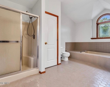 1112 Larchmont Street - Photo Thumbnail 14