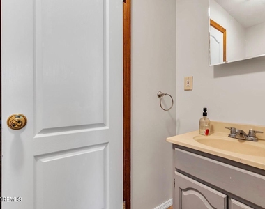 1112 Larchmont Street - Photo Thumbnail 16