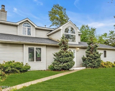 1112 Larchmont Street - Photo Thumbnail 3