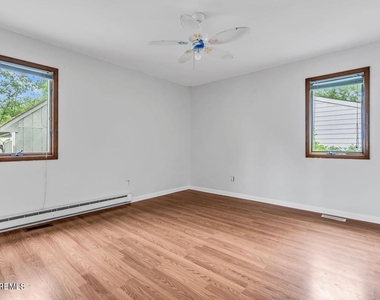 1112 Larchmont Street - Photo Thumbnail 11