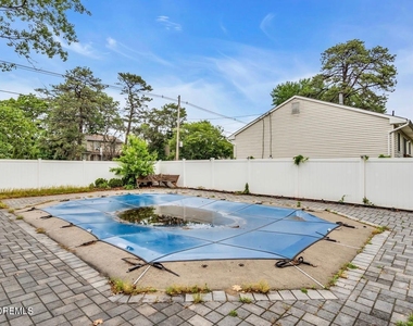 1112 Larchmont Street - Photo Thumbnail 17