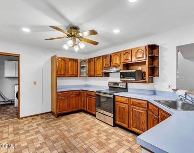 1112 Larchmont Street - Photo Thumbnail 9