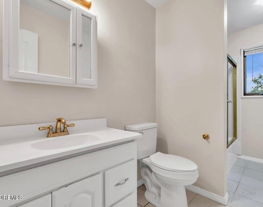 1112 Larchmont Street - Photo Thumbnail 10