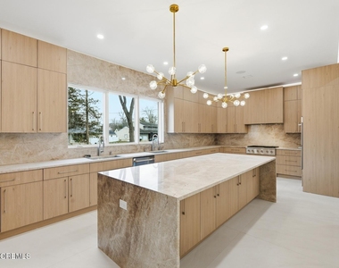 152 Ampere Avenue - Photo Thumbnail 3