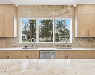 152 Ampere Avenue - Photo Thumbnail 4