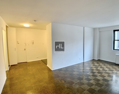 E 16 St - Photo Thumbnail 2