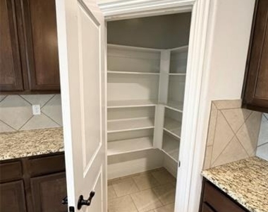 204 Flower Ridge Drive - Photo Thumbnail 14