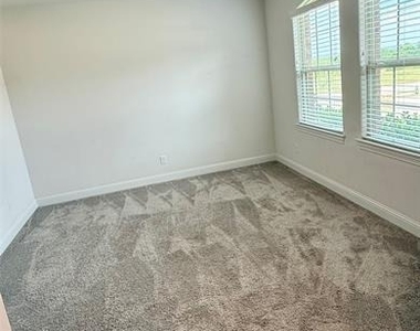 204 Flower Ridge Drive - Photo Thumbnail 5