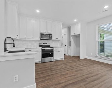508 W Johnson Street - Photo Thumbnail 2
