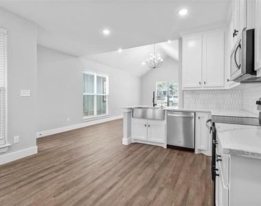 508 W Johnson Street - Photo Thumbnail 3