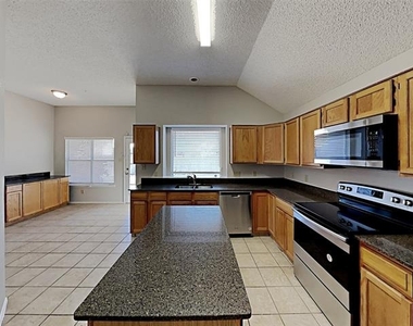 815 Mccomb Lane - Photo Thumbnail 3