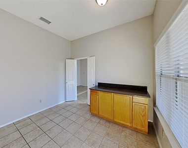 815 Mccomb Lane - Photo Thumbnail 4