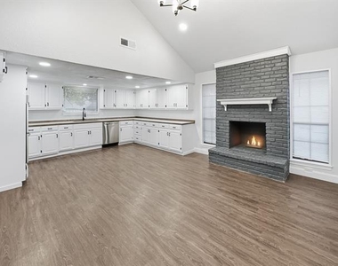 2409 Castle Street - Photo Thumbnail 5
