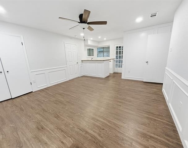 2409 Castle Street - Photo Thumbnail 25