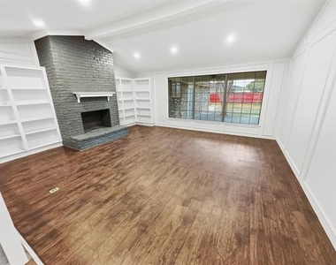 2409 Castle Street - Photo Thumbnail 3