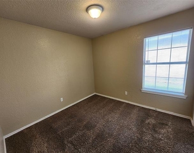 1429 E Robert Street - Photo Thumbnail 15