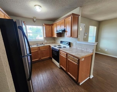 1429 E Robert Street - Photo Thumbnail 6