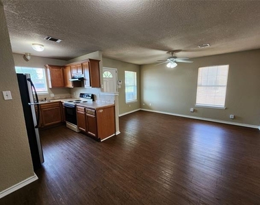 1429 E Robert Street - Photo Thumbnail 4