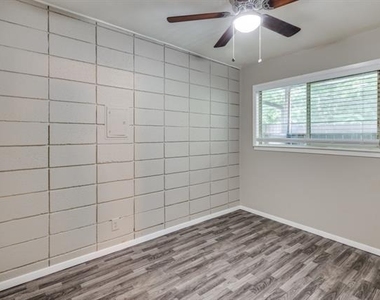 2213 Capri Drive - Photo Thumbnail 4