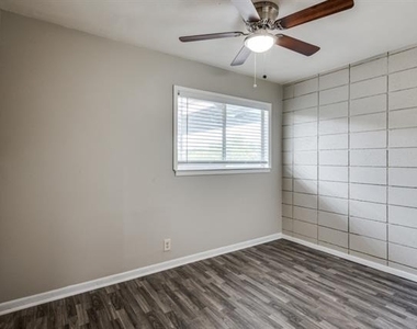 2213 Capri Drive - Photo Thumbnail 6