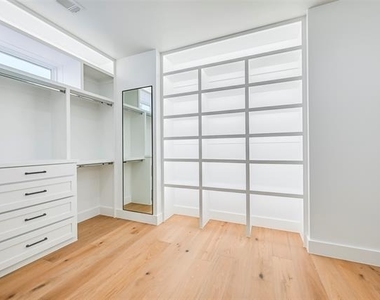 6226 Lakeshore Drive - Photo Thumbnail 11