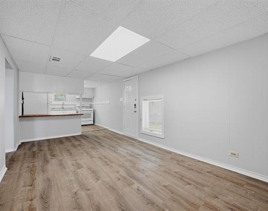 310 S Barrett Avenue - Photo Thumbnail 5
