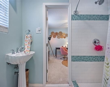 5739 Banting Way - Photo Thumbnail 7