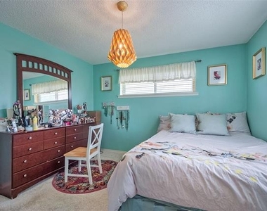 5739 Banting Way - Photo Thumbnail 8