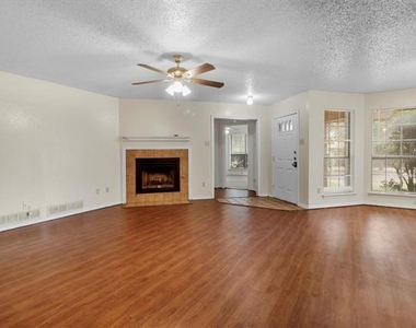 713 Penn Place - Photo Thumbnail 3