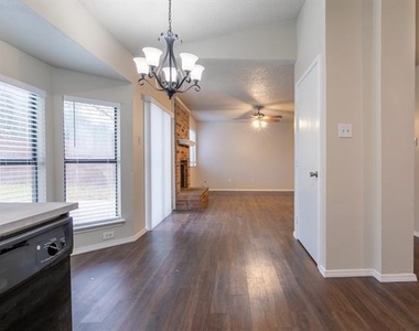 2239 Turf Club Drive - Photo Thumbnail 8
