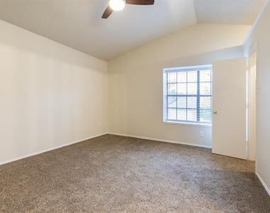 2239 Turf Club Drive - Photo Thumbnail 15