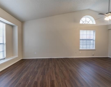 2239 Turf Club Drive - Photo Thumbnail 3