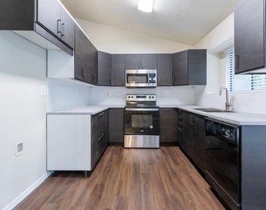 2239 Turf Club Drive - Photo Thumbnail 6