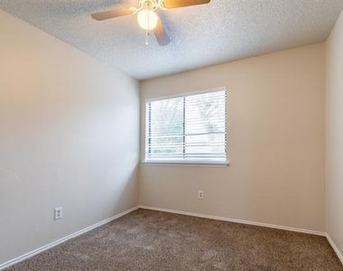 2239 Turf Club Drive - Photo Thumbnail 12