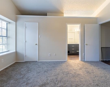 2239 Turf Club Drive - Photo Thumbnail 18