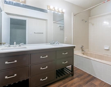 2239 Turf Club Drive - Photo Thumbnail 16