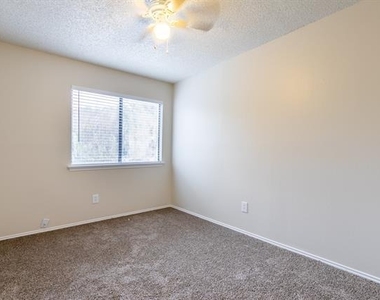 2239 Turf Club Drive - Photo Thumbnail 13