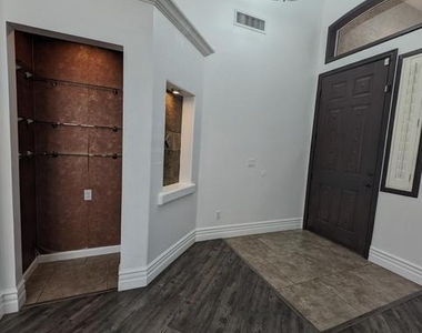 650 W Kent Place - Photo Thumbnail 6