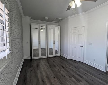 650 W Kent Place - Photo Thumbnail 33