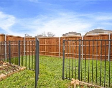 6913 Planters Row Drive - Photo Thumbnail 22