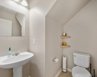 6913 Planters Row Drive - Photo Thumbnail 10