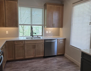 16715 E Parkview Avenue - Photo Thumbnail 6