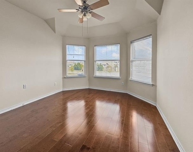 5530 Greensboro Drive - Photo Thumbnail 13