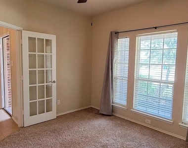 130 Meadow Crest Drive - Photo Thumbnail 3