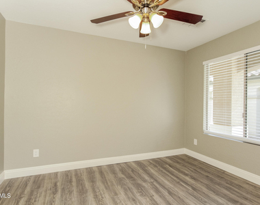 7005 S 31st Drive - Photo Thumbnail 8