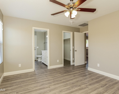 7005 S 31st Drive - Photo Thumbnail 10