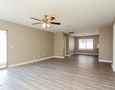 7005 S 31st Drive - Photo Thumbnail 4