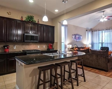 660 Payton Way - Photo Thumbnail 4